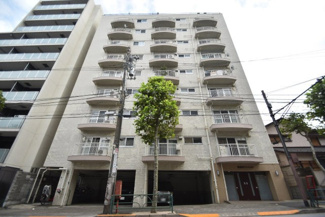 【外観】 | 即日のご見学も可能です！お気軽にお問い合わせください！
手入れの行き届いた外壁やエントランスなど、「見ればわかる」レベルで清潔感を保ったマンションです。築年数を感じさせない姿で皆様をお出迎えします。