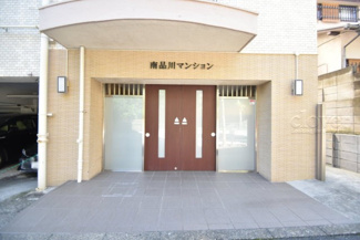 【エントランス】 | マンションの正面エントランス。出入りする人間を癒してくれるマンション入り口であり、その建物の「顔」でもあります。