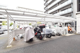 【駐車場】 | 屋根付きのバイク置き場。空きの有無や駐車料金、サイズおよび排気量規定などについては、改めてお問い合わせください。
