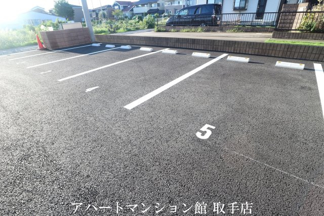 ハピネスの駐車場