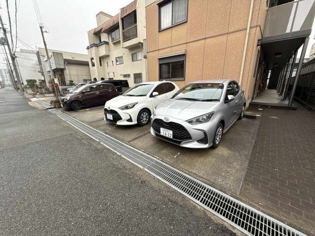 シャーメゾン延末の駐車場