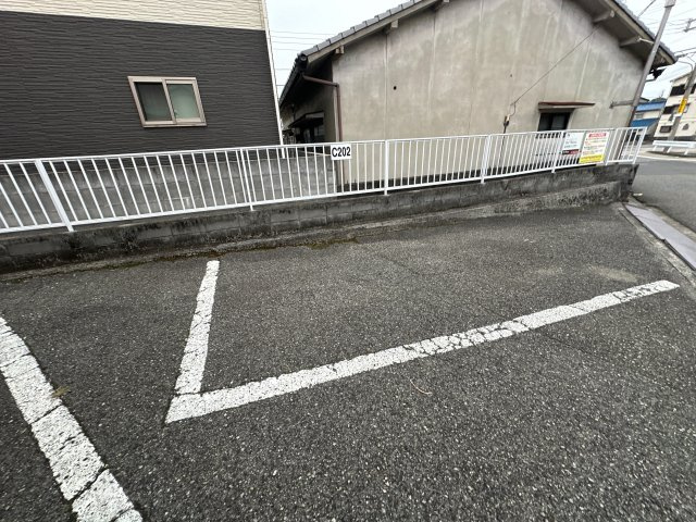 タウニィ新在家C棟の駐車場
