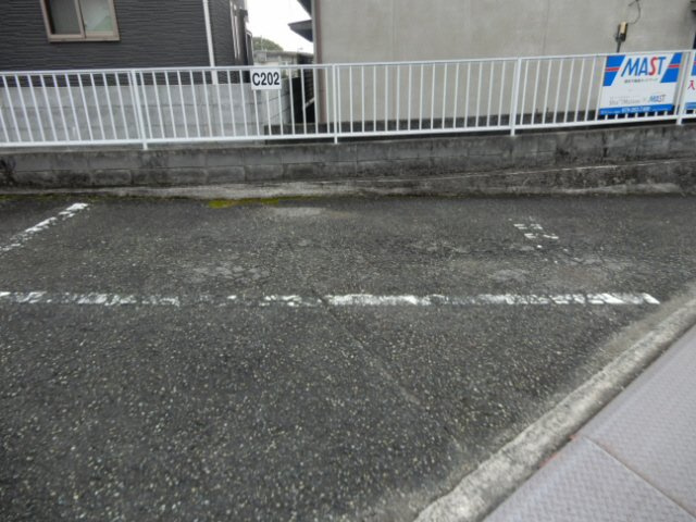 タウニィ新在家C棟の駐車場