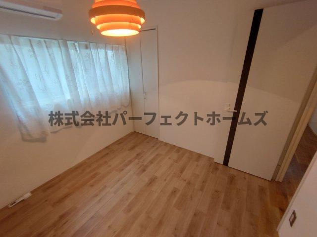 渚元町戸建　賃貸の洋室|落ち着いた色調の洋室です