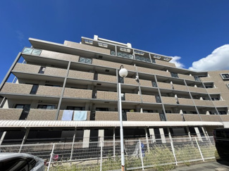 【外観】 | 敷地内駐車場空きがあるので、車をお持ちの方でも安心ですね♪