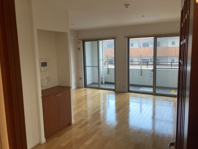 【居間・リビング】 | アーサー住吉アーバン | ゆったりとしたリビングです（別部屋の写真です。現況優先）