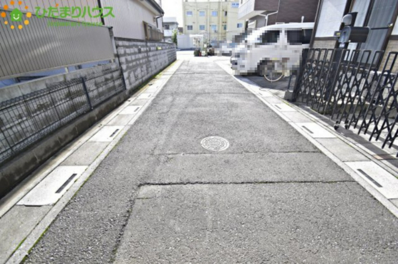 鴻巣市人形4丁目　中古一戸建ての前面道路含む現地写真