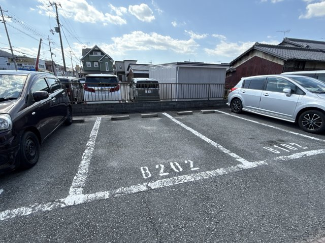 ニューハイツ美津野Bの駐車場