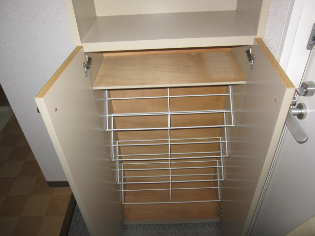 アダムフィツラーA棟の玄関