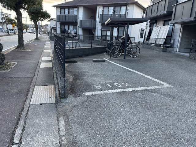 ディアス鵤　B棟の駐車場