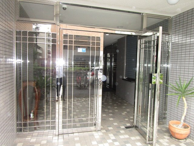 ベルフィード新大阪のエントランス