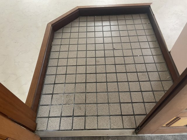 三住ビルの玄関