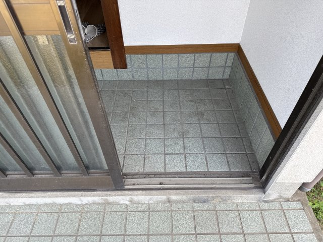 西河野貸家の玄関