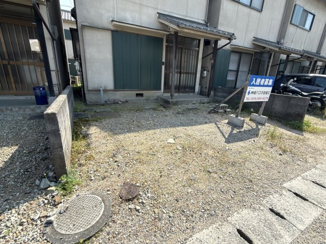 西河野貸家の駐車場