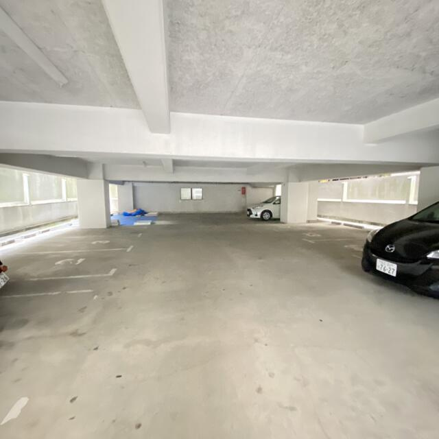 メゾンピュールの駐車場