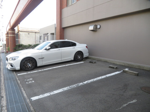 プレステージ姫路西飾磨の駐車場