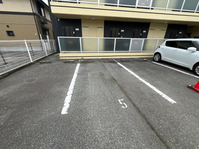 雅ガーデンハイツNの駐車場