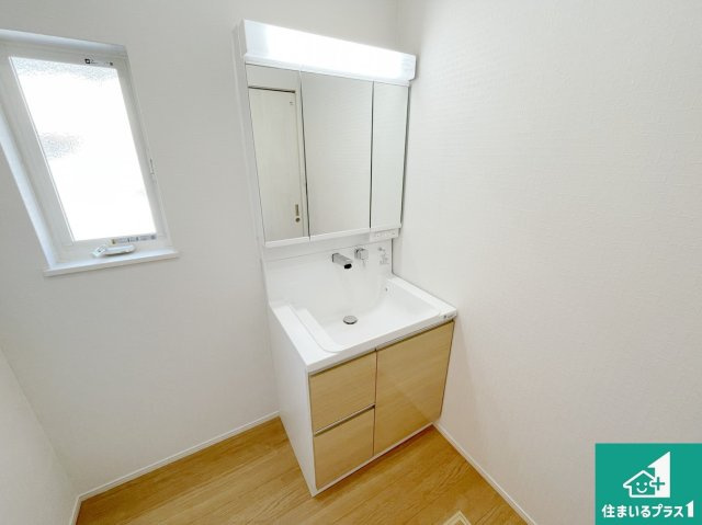 川西市水明台　第１４期の浴室|清潔感のある洗面台です。フラットな鏡は掃除がしやすく毎日清潔！鏡裏には収納があるのでスッキリとした洗面台が保てます。