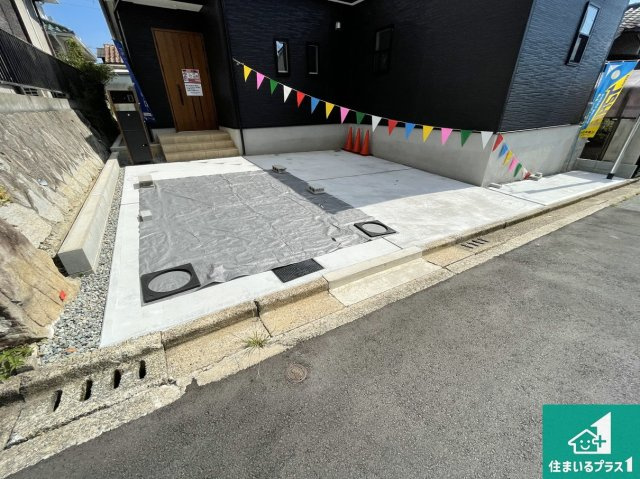 川西市水明台　第１４期の駐車場|並列２台駐車可能！ゆとりの駐車スペースで車庫入れもスムーズ！

