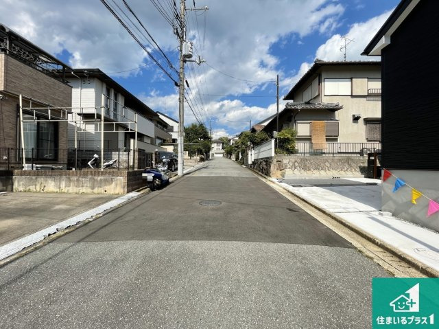 川西市水明台　第１４期の前面道路含む現地写真|周辺は閑静な住宅街！前面道路広々で車の出し入れも便利です。駐車が苦手な方でも安心して車庫入れできます！