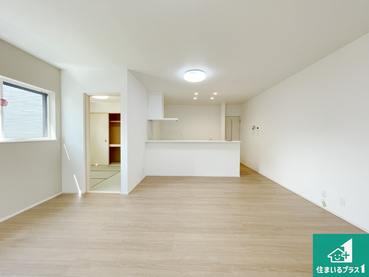 川西市水明台　第１４期の居間・リビング|シンプルなリビングは、観葉植物等のインテリアを楽しめますね！パパ好みにも、ママ好みにも家具次第で雰囲気を変えることができます！