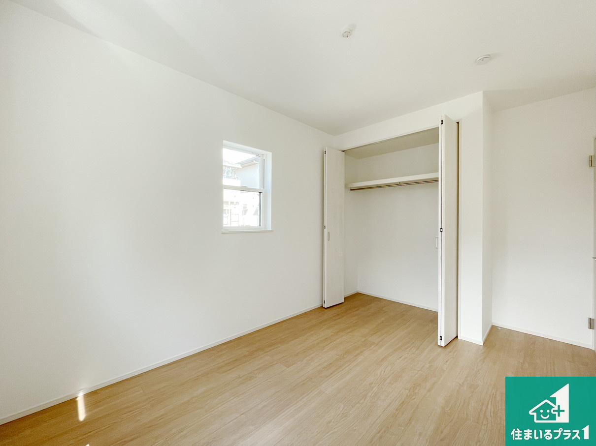 川西市水明台　第１４期の洋室|シンプルな洋室は、自分好みのインテリアが楽しめます♪ご家族とインテリアや家具を選びに行くのは購入時の醍醐味の一つです。ぜひお楽しみください♪