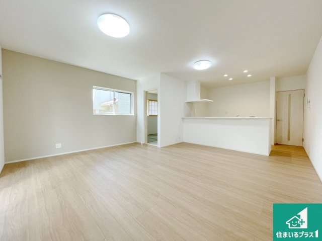 川西市水明台　第１４期の居間・リビング|シンプルなリビングは、観葉植物等のインテリアを楽しめますね！パパ好みにも、ママ好みにも家具次第で雰囲気を変えることができます！