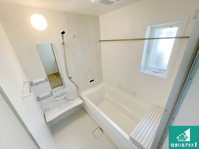 川西市水明台　第１４期の浴室|足をゆったり伸ばして寛げる浴槽です。窓が設けられていますので差し込む光が明るく穏やかな雰囲気にしてくれます♪浴室乾燥機も設置しているので、雨の日の洗濯物も安心です♪