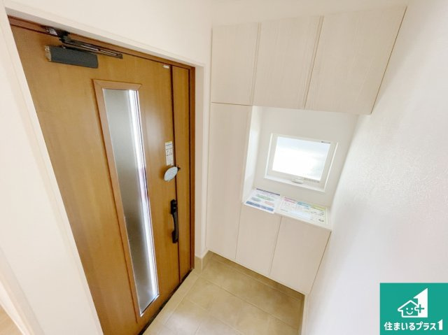 川西市水明台　第１４期の玄関|シューズボックスにはたくさんの靴が収納できるので玄関周りはいつもスッキリ！ご家族が増えても安心！