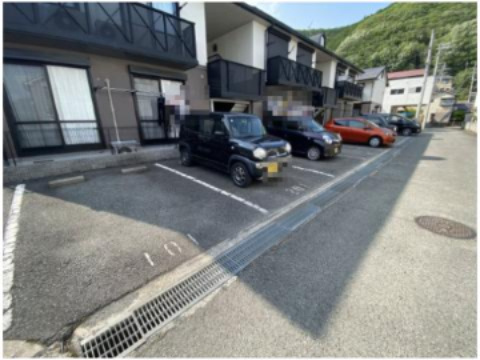 フレグランス新宮の駐車場