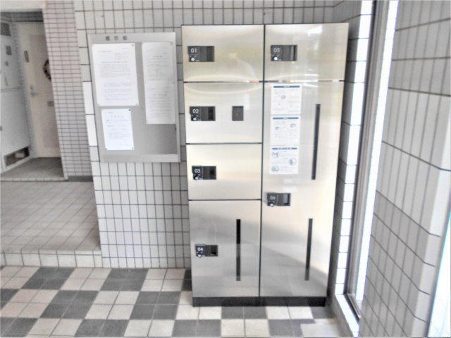 アドリーム幕張本郷吉野のエントランス|留守でも安心ですね宅配ボックス