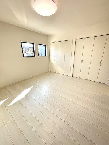 西池町　新築戸建ての洋室