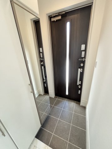 西池町　新築戸建ての玄関