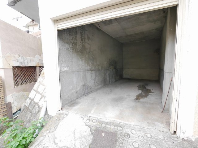 東朝霧丘戸建の駐車場