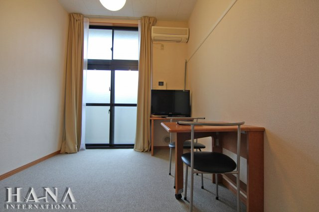 レオパレスドエル・コマ・西浦和の居間・リビング