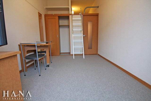 レオパレスドエル・コマ・西浦和の居間・リビング