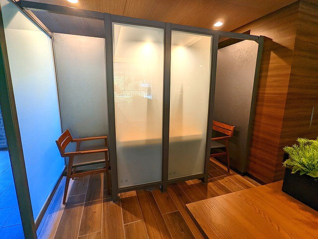 LEFOND PROGRES上野稲荷町の設備|1Fラウンジにリモートワーク対応の半個室デスクスペース2セットあります