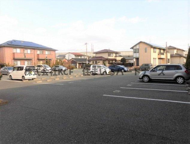 久留米市荒木町荒木のハイツの駐車場|車をお持ちの方に嬉しい駐車場付きの物件です