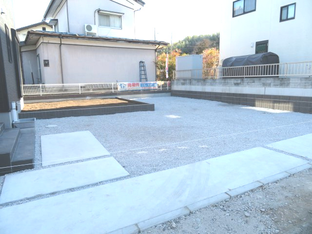 高崎市吉井町下長根第2（全1棟）1号棟の駐車場|隣地との距離も保ちながらも綺麗な街並みに溶け込みました！ 駐車スペースやお庭も十分に確保しています！