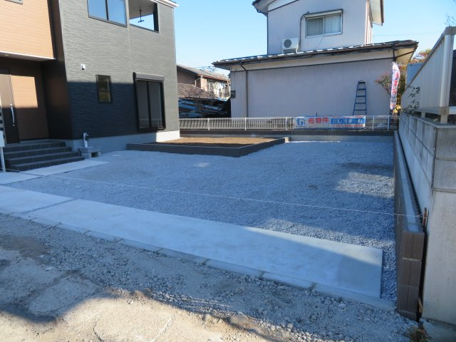 高崎市吉井町下長根第2（全1棟）1号棟の駐車場|隣地との距離も保ちながらも綺麗な街並みに溶け込みました！ 駐車スペースやお庭も十分に確保しています！