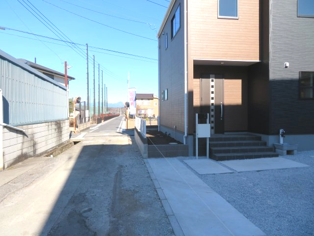 高崎市吉井町下長根第2（全1棟）1号棟の前面道路含む現地写真|隣地との距離も保ちながらも綺麗な街並みに溶け込みました！ 駐車スペースやお庭も十分に確保しています！