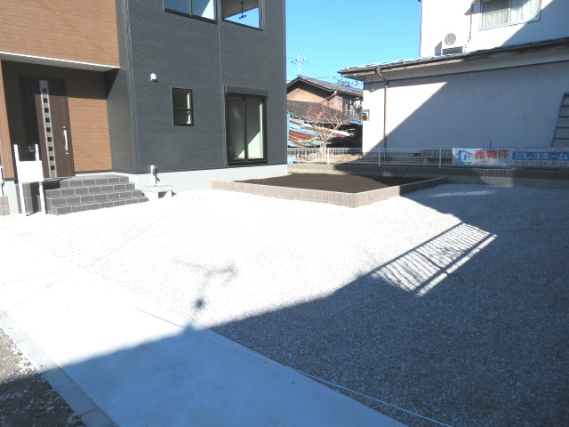 高崎市吉井町下長根第2（全1棟）1号棟の駐車場|隣地との距離も保ちながらも綺麗な街並みに溶け込みました！ 駐車スペースやお庭も十分に確保しています！