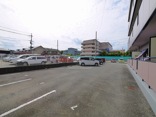 グランパル佐保の駐車場