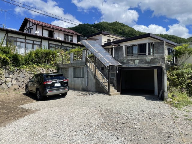 下諏訪町西浜　中古住宅の駐車場
