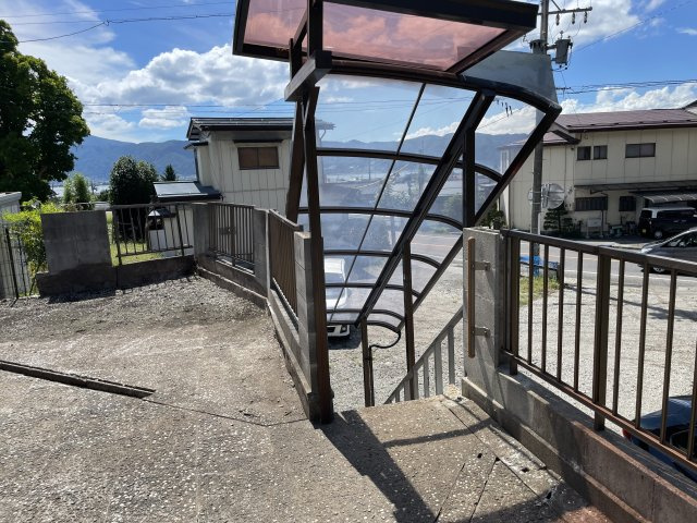 下諏訪町西浜　中古住宅のエントランス