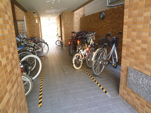 ルーブルCTJR難波の駐車場
