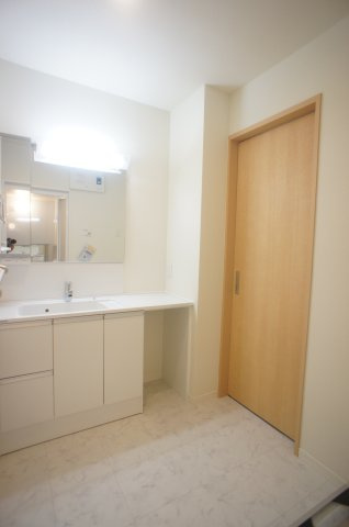 シャーメゾン　コルヌイエの独立洗面台|ワイドな化粧台