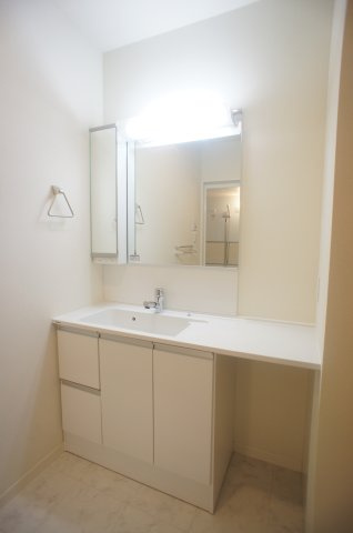 シャーメゾン　コルヌイエの洗面所|ワイドな化粧台