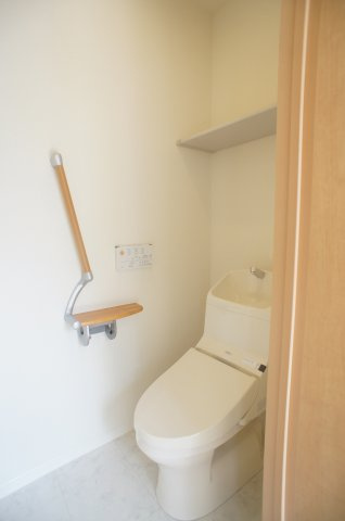 シャーメゾン　コルヌイエのトイレ|温水洗浄便座♪上部に収納棚有り