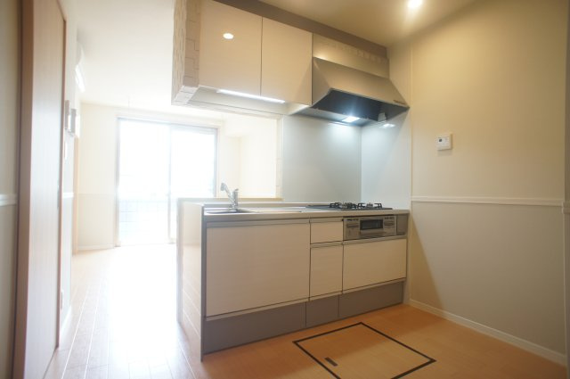 シャーメゾン　コルヌイエのキッチン|10帖の広々したリビング